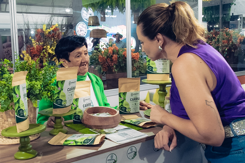 Na Expofeira, Alliny dialoga com empreendedores do campo