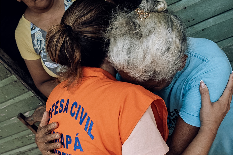 Alliny Serrão garante apoio às vítimas de incêndio na Baixada do Ambrósio